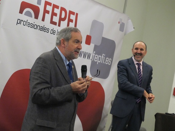 Ángel Herraiz, maestro de ceremonias, presentando la ponencia de Fernando Sánchez Salinero